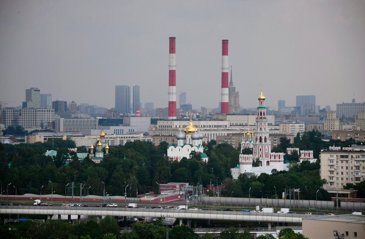 Поглед на Новодевичи манастир од покривот на стадионот Лужники
