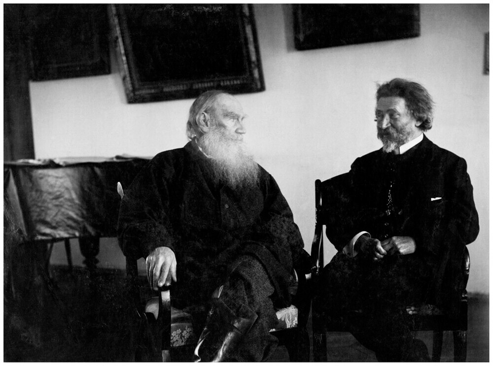 Tolstoj con il pittore Ilja Repin a Jasnaja Poljana nel 1908