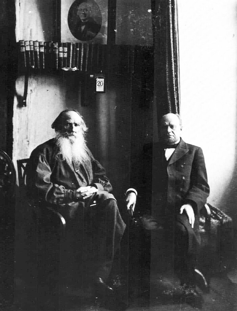 Tolstoj e il celebre avvocato Anatolij Koni. Fu quest’ultimo, con un suo racconto di una storia conosciuta durante un processo, ad ispirare l’idea del romanzo “Resurrezione”, che Tolstoj considerava il suo personale capolavoro
