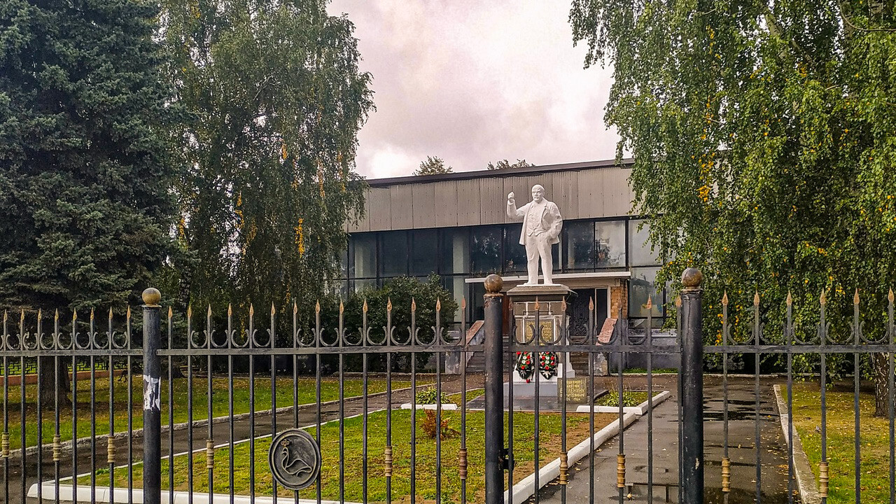 The first monument to Vladimir Lenin in Noginsk.