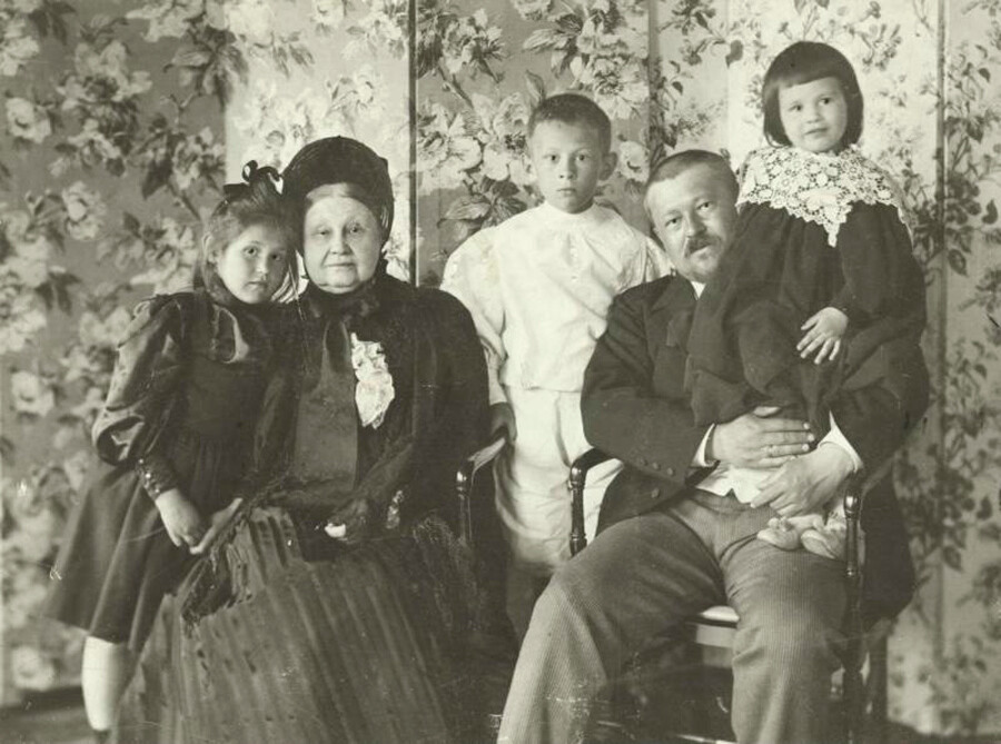 Savva Morozov avec sa mère et ses enfants