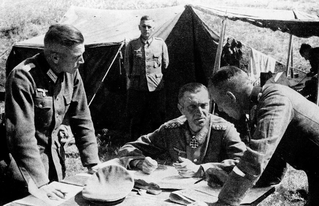 Zweiter Weltkrieg. Russische Front. Die Schlacht von Stalingrad. Der deutsche General Friedrich Paulus, in der Mitte sitzend, mit seinem Stab der VI. Armee vor Stalingrad, September 1942 - Februar 1943.