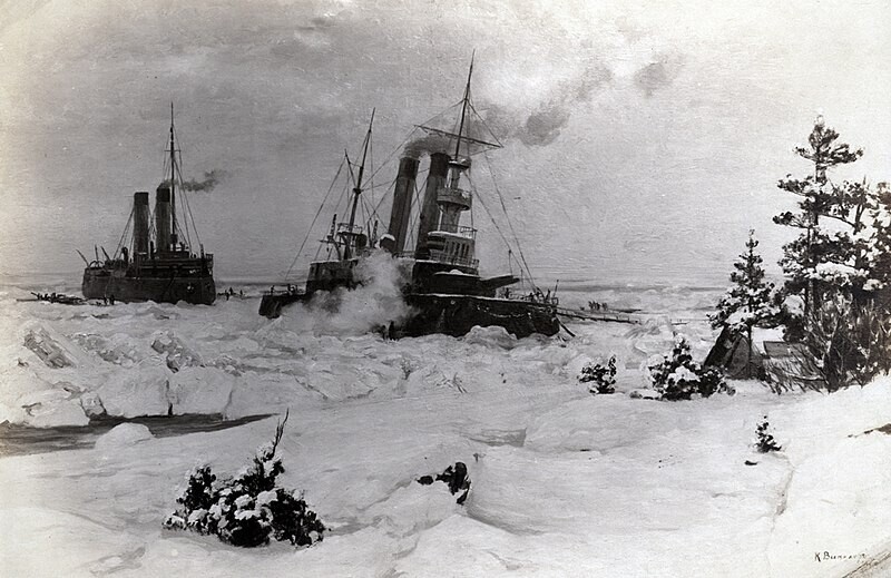 Fotografija slike ledolomilca 'Jermak'. Na njej je prikazano, kako ledolomilec pomaga vojaški ladji v ledu.