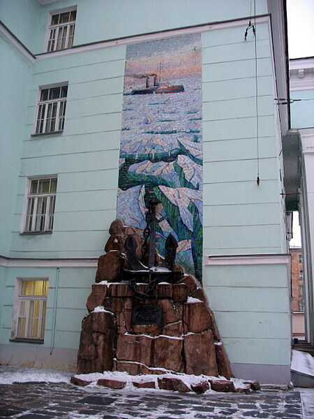 Spomenik v Murmansku, posvečen ledolomilcu 'Jermak'.
