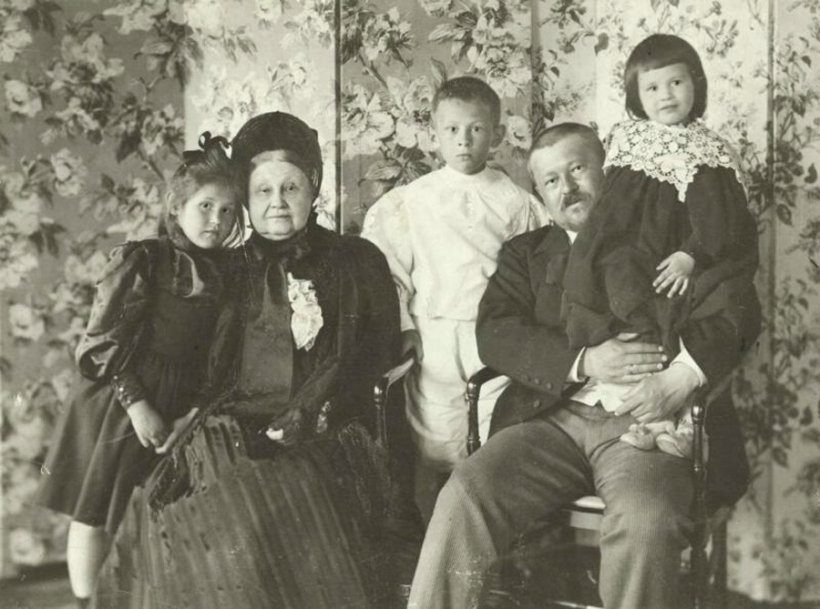 Savva Morozov with his mother and kids, 1897-1898.