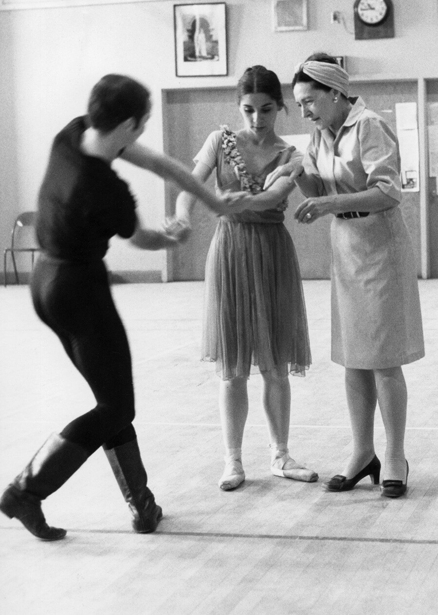 L'insegnante Vera Volkova (a destra) mostra a Billy Marlin-Viscount e Linda Di Bona un passaggio del balletto “Spring Waters” di Asaf Messerer, 1965