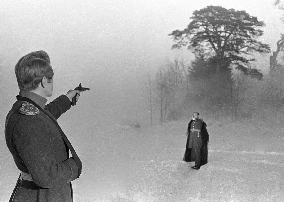 Glumac Oleg Striženov (lijevo) u ulozi Bestuževa u filmu 