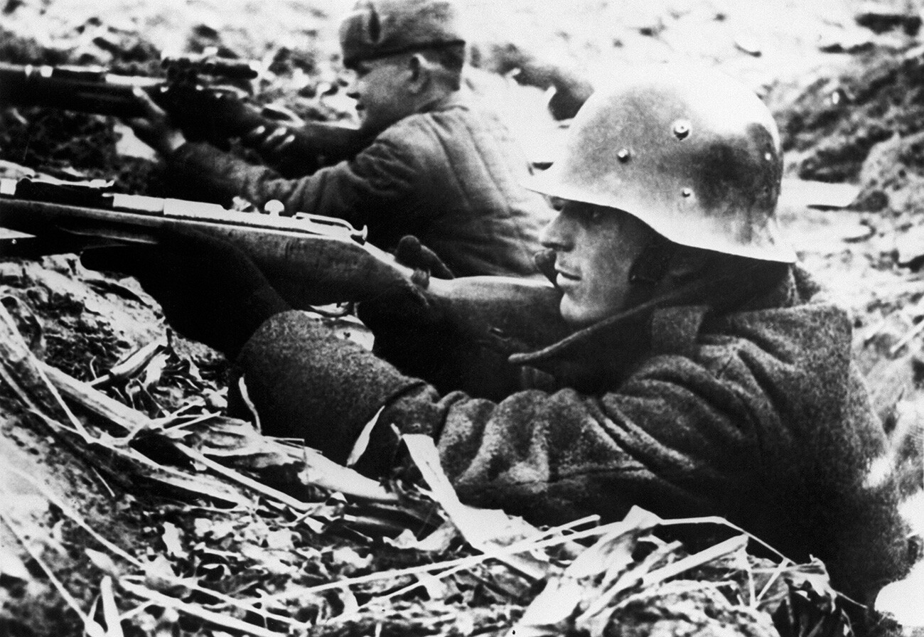 Grande Guerre patriotique de 1941-1945. Des soldats soviétiques et de l'armée populaire bulgare participant aux batailles pour la libération de la Hongrie
