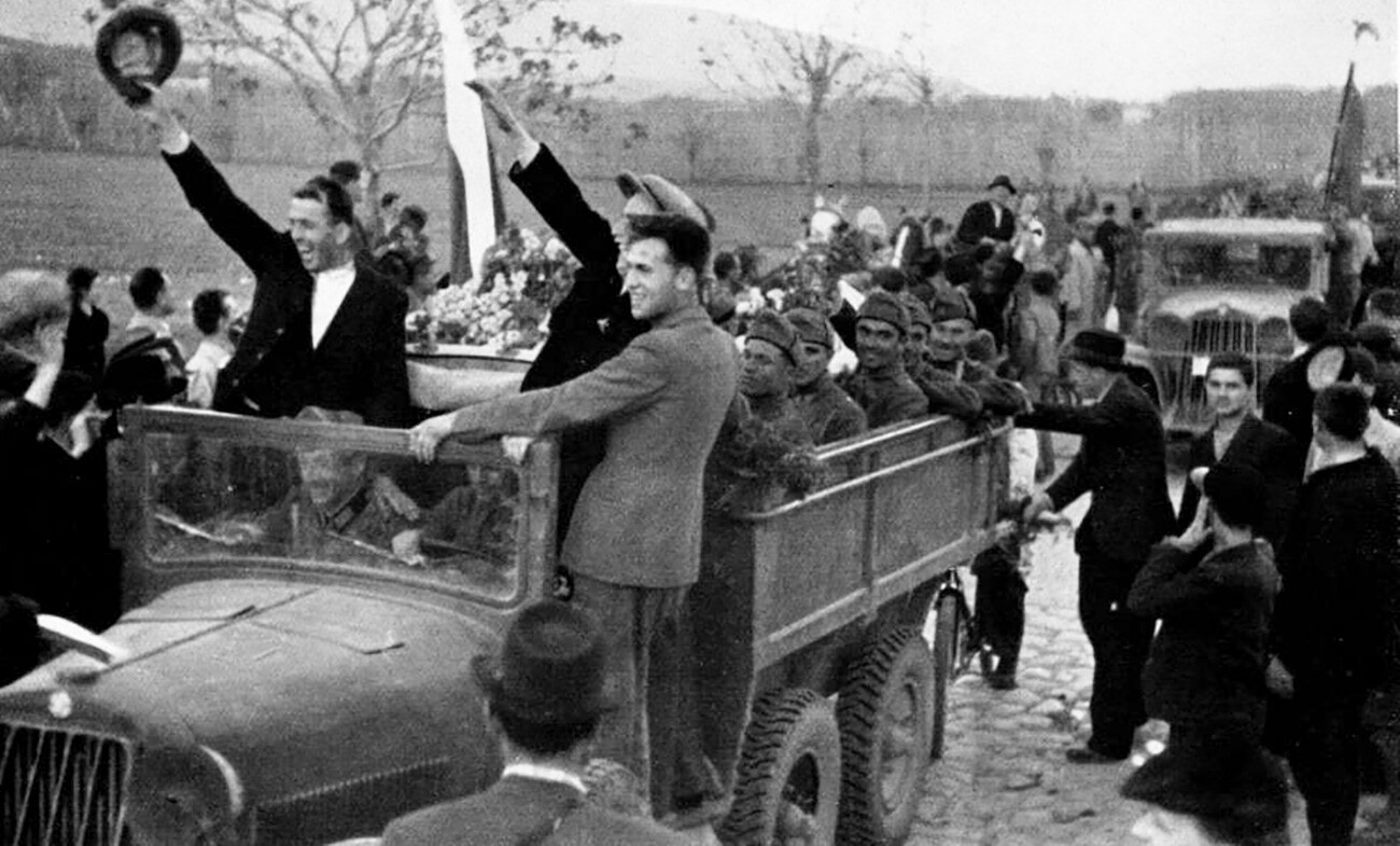 Tropas búlgaras entrando na Macedônia em abril de 1941.