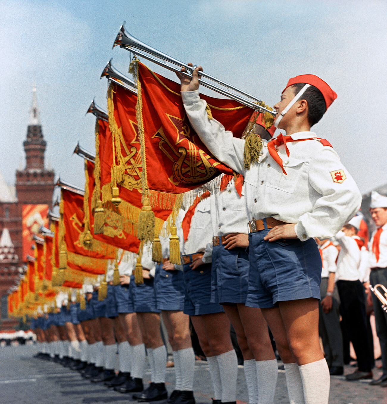 Udeleženci parade na Rdečem trgu v Moskvi ob 50. obletnici Sovjetske vlade in 45. obletnici Vseslovenske pionirske organizacije poimenovane po Leninu.