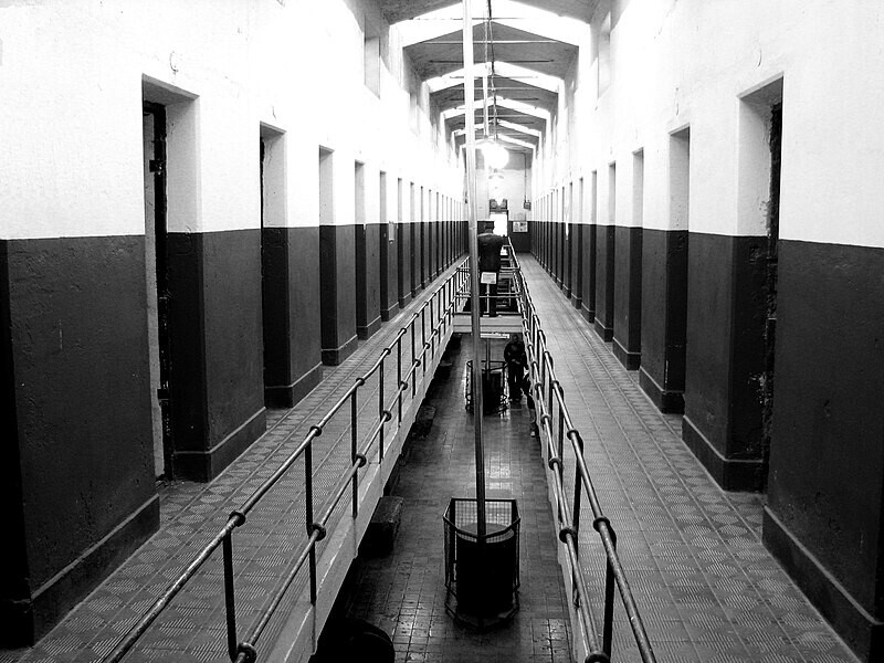 Imagem dos corredores do presídio de Ushuaia.