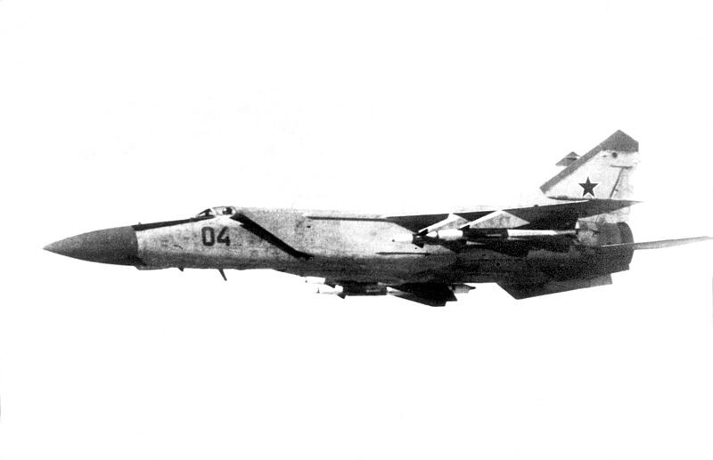 Vista lateral izquierda de un avión soviético MiG-25 con misiles aire-aire AA-6 fijados a los pilones de las alas