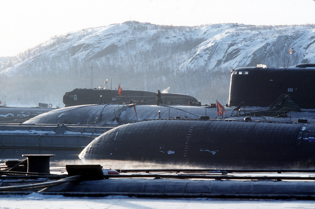 Flota del Norte. Base de submarinos nucleares. Al fondo, el submarino nº 668, dañado durante una colisión con un submarino estadounidense en el mar de Barents, el 11 de febrero de 1992.