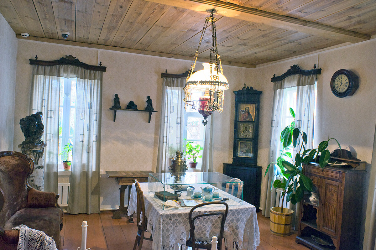 Anna Golubkina House-Museum. Interior, living/dining room. January 3, 2015