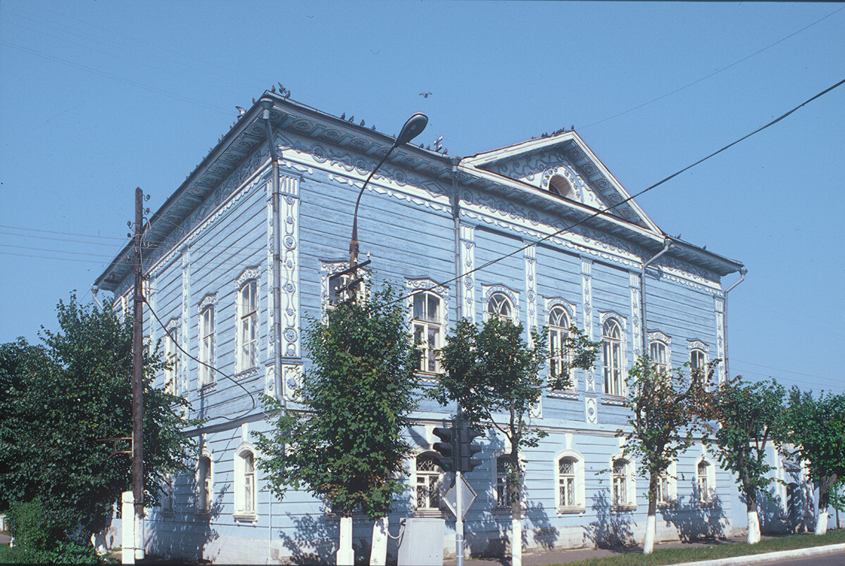 Zaraisk. Mid 19th-century wooden mansion on brick ground floor (Soviet Street 29). Built for a wealthy merchant, the house was acquired by the Machtet family in late 1880s. August 27, 2005