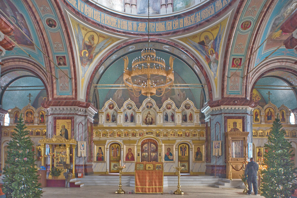 Zaraisk Kremlin. Cathedral of the Decapitation of John the Baptist, interior, view east toward icon screen. January 3, 2015