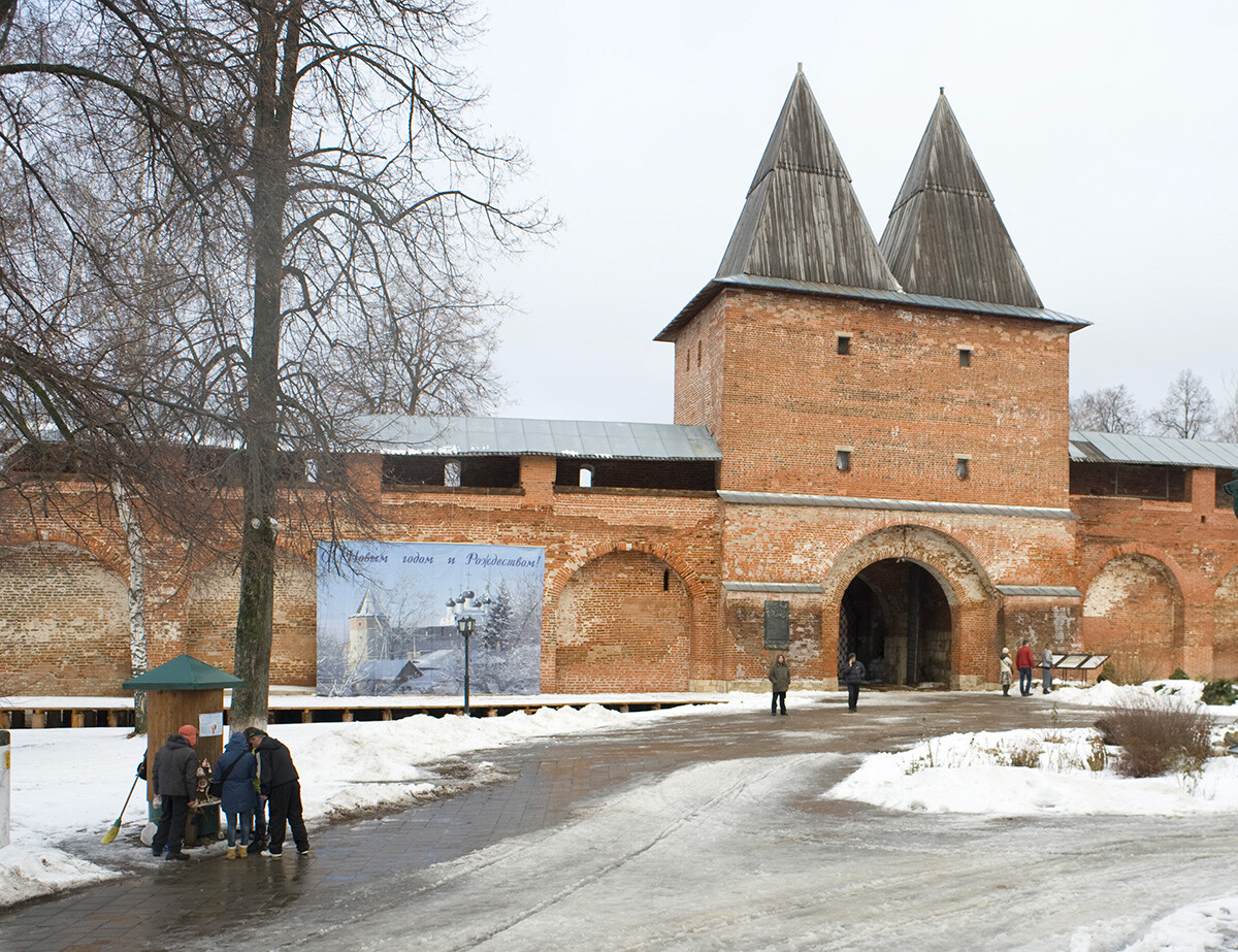 Zaraisk Kremlin. Nicholas Passage Tower, south view. (Note addition of wooden roof towers.) January 3, 2015