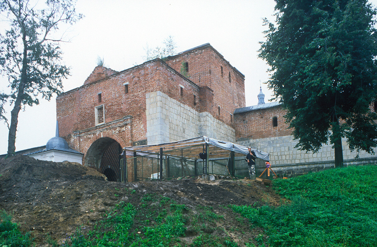 Zaraisk Kremlin. North wall, Nicholas Passage Tower. August 21, 2003