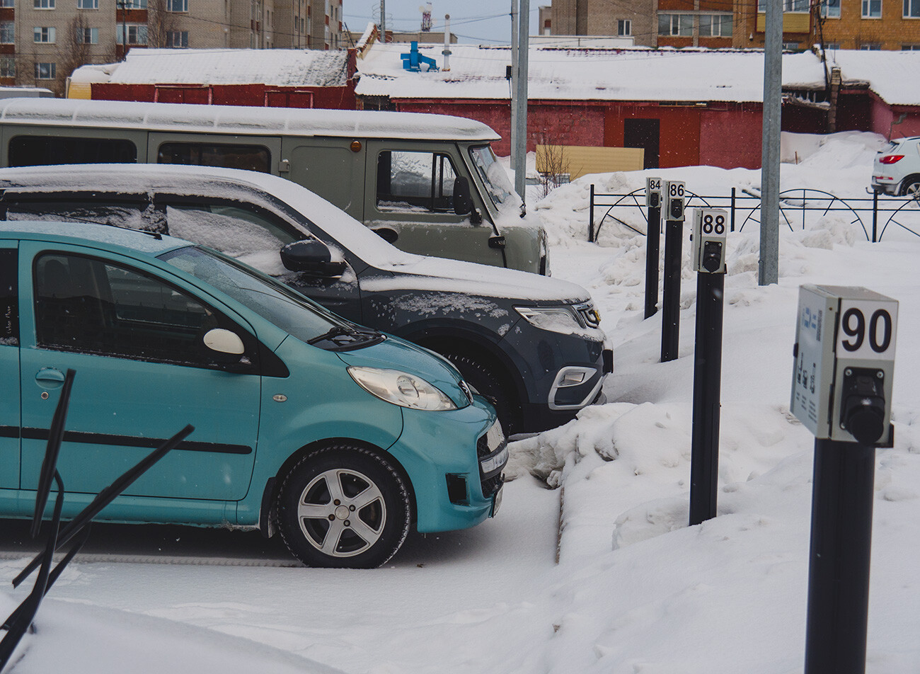 Pourquoi y a-t-il des bouchons dépassant des voitures dans le nord de la Russie?