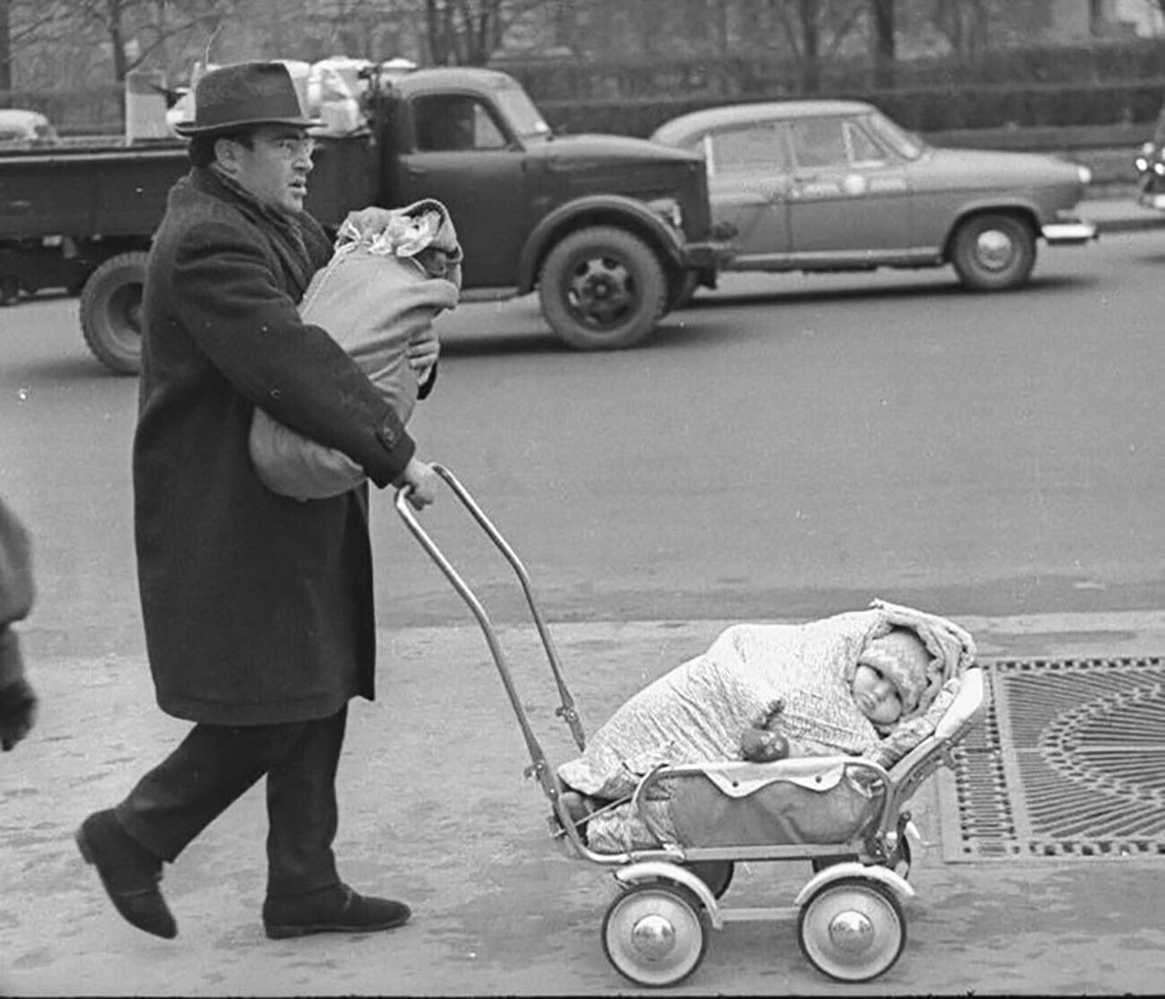 Сказку как дед коляску. Коляски 50-х годов. Советские коляски для детей. Детские коляски 60-х годов. Детские коляски в 50-х годах.