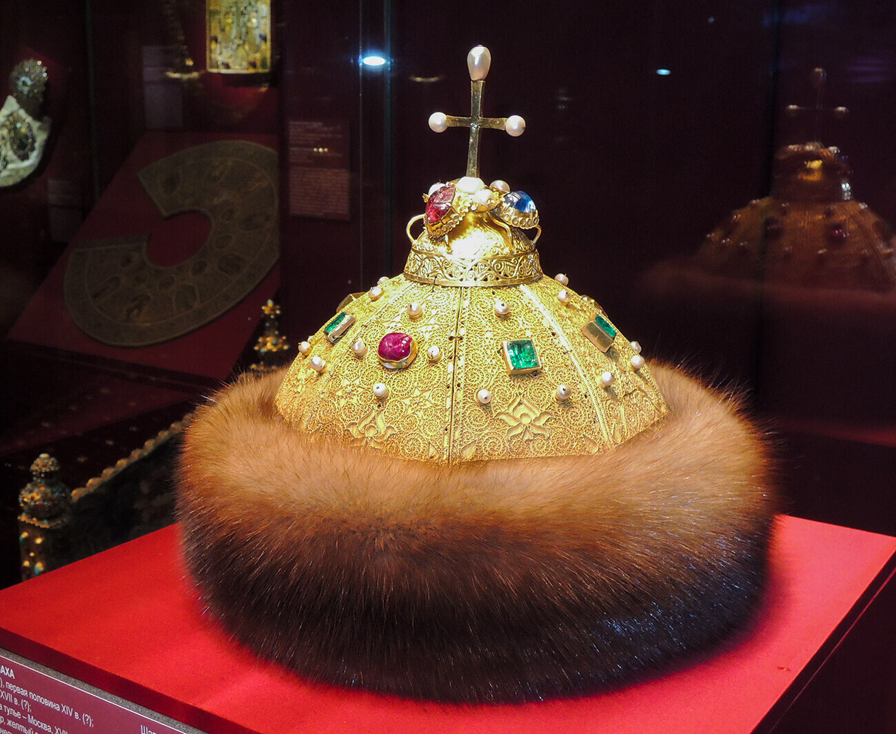 Topi Monomakh, mahkota tertua tsar Rusia, di Gudang Senjata Kremlin