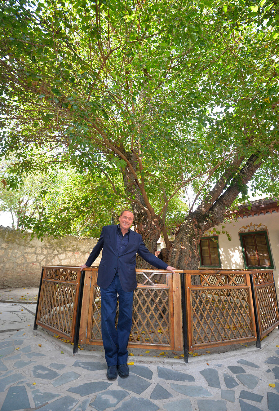 L’ex primo ministro italiano Silvio Berlusconi visita il Museo storico, culturale e archeologico di Bakhchysaray, in Crimea e si fa fotografare sotto l’albero del gelso che cresce sul terreno del Palazzo del Khan. 12 settembre 2015