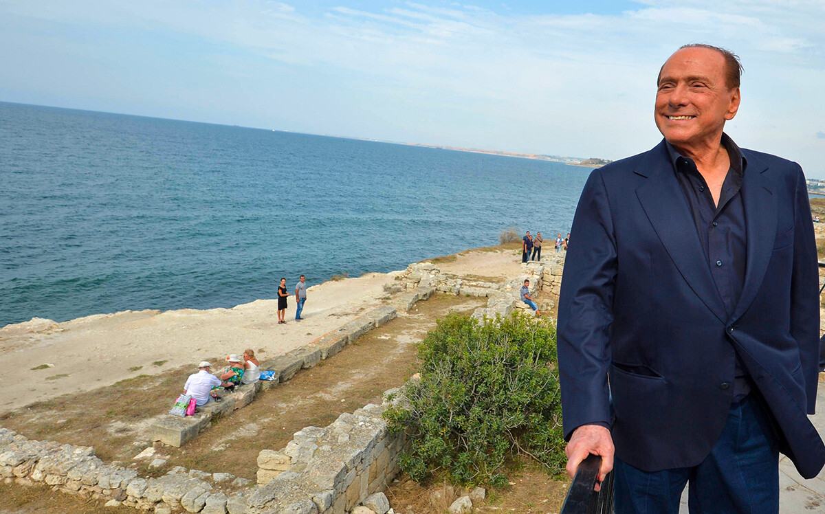 L’ex Presidente del Consiglio italiano Silvio Berlusconi visita la Riserva Nazionale del Chersoneso Taurico, dove sono in corso scavi archeologici con esperti russi e stranieri, 12 settembre 2015