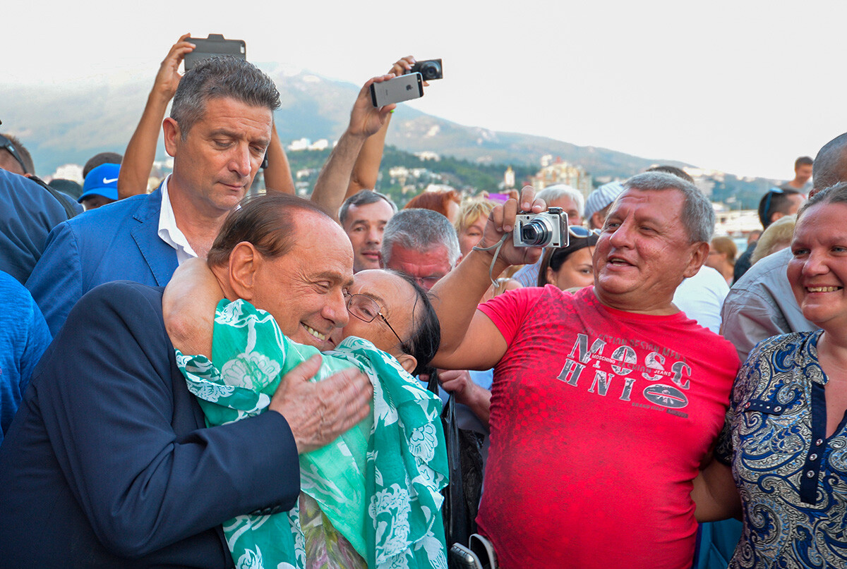 L’ex primo ministro italiano Silvio Berlusconi incontra la popolazione locale sul lungomare di Jalta, in Crimea, 11 settembre 2015