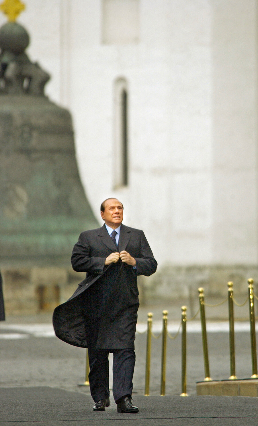 Il Presidente del Consiglio italiano Silvio Berlusconi a Mosca, mentre sul territorio del Cremlino (sullo sfondo si nota la Campana dello zar) si dirige al ricevimento in occasione del 60° anniversario della Vittoria nella Grande Guerra Patriottica, nel maggio 2005