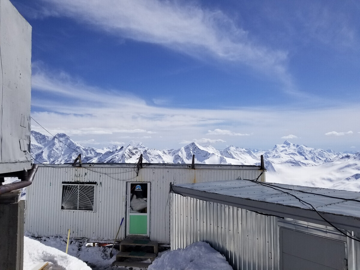 Perkemahan Garabashi-Bochki di Gunung Elbrus.