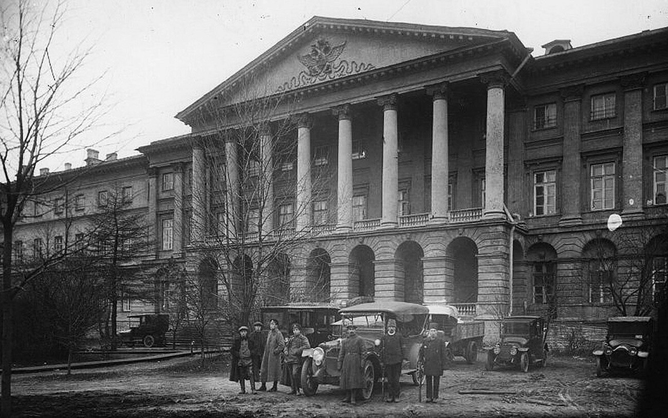 Il palazzo dello Smolnyj nel 1917. L’edificio, celebre per essere stato sede del primo istituto superiore per ragazze in Russia, divenne il quartier generale dei bolscevichi