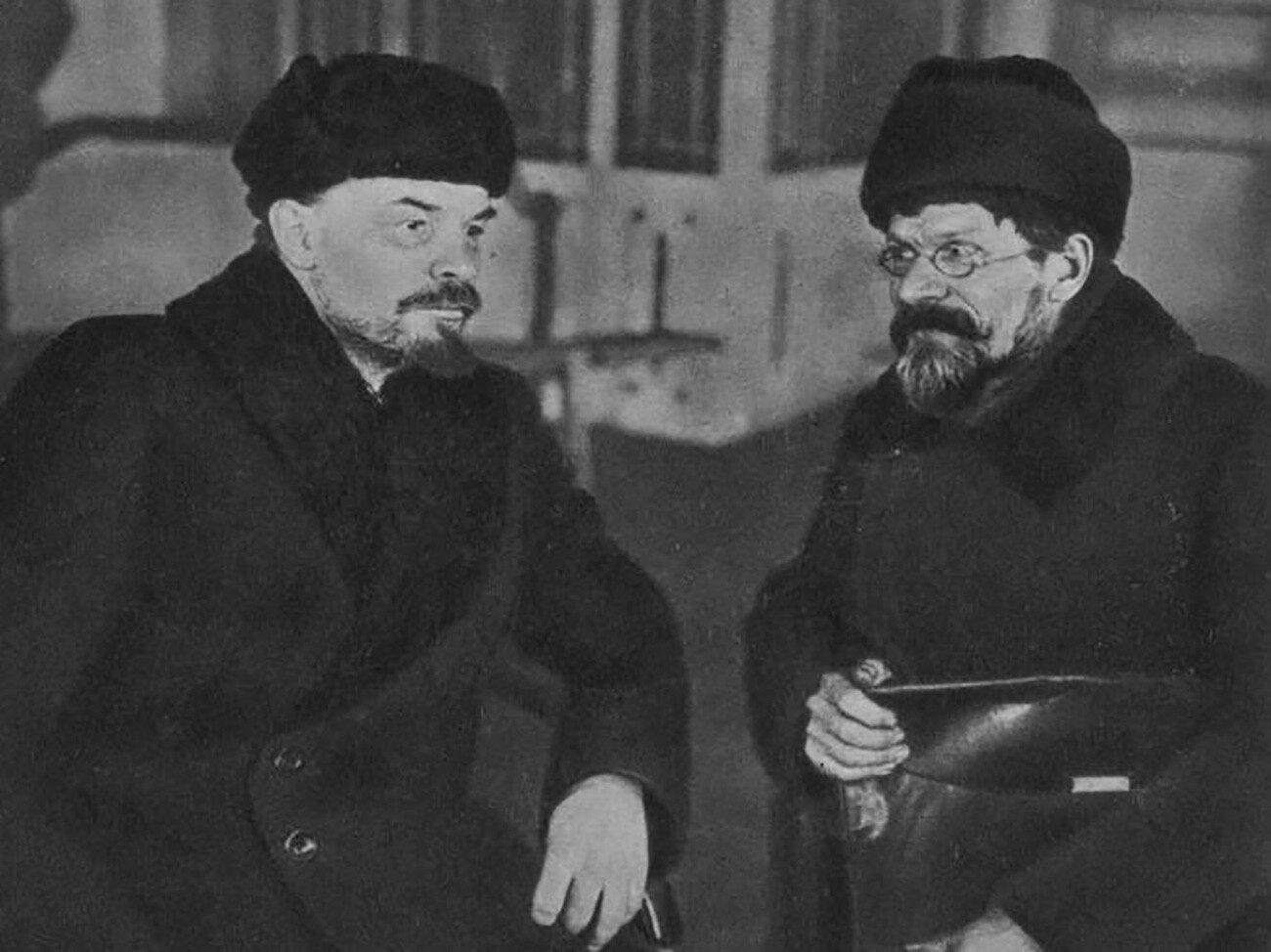 Lenin con Mikhail Kalinin. Quest’ultimo fu Presidente del Comitato esecutivo centrale del Congresso panrusso dei Soviet dal 1919 al 1938 e in seguito Presidente del Presidium del Soviet Supremo dell’Urss fino alla morte, nel 1946