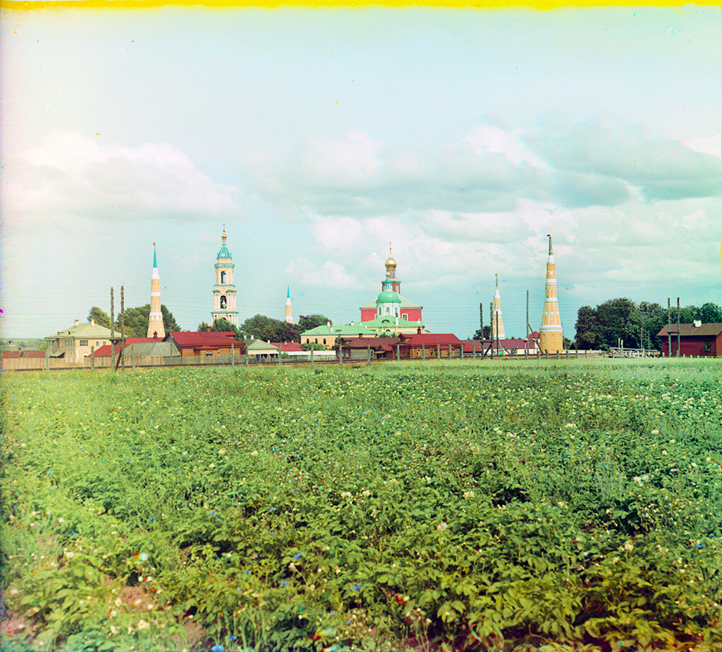 Cerca de Kolomna. Antiguo monasterio de la Epifanía de Golutvin, vista oeste. Primer plano: ferrocarril y campo de patatas. Verano de 1912.