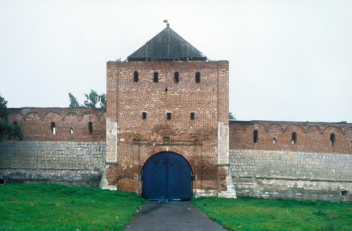 Kremlin de Zaraisk. Muro oeste, Torre del Pasaje Yegóriev. 21 de agosto de 2003.