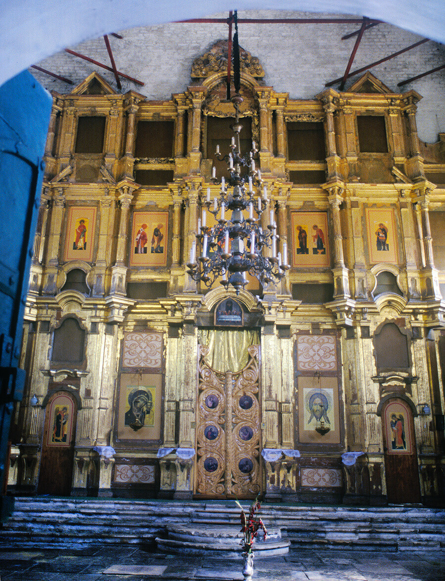Kremlin de Zaraisk. Catedral de la Decapitación de Juan el Bautista, interior, vista al este hacia la pantalla de iconos. 3 de enero de 2015.