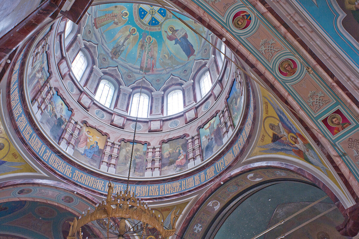 Kremlin de Zaraisk. Catedral de la Decapitación de Juan el Bautista, interior, cúpula. 3 de enero de 2015.