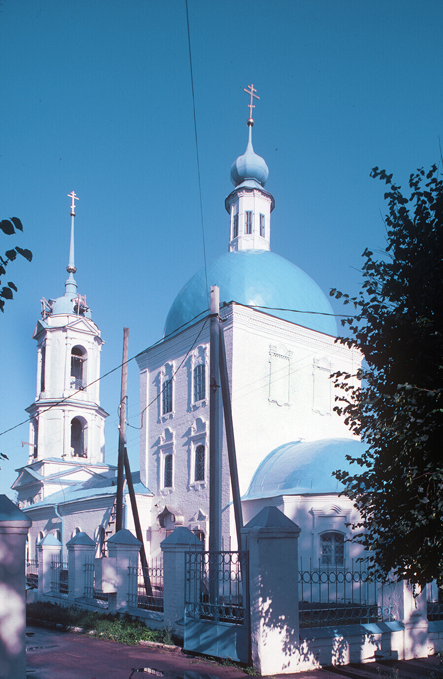 Zaraisk. Iglesia de la Anunciación, vista sureste. La construcción empezó en 1777, la iglesia fue consagrada a principios del siglo XIX. Campanario añadido en 1825. 22 de agosto de 2003.