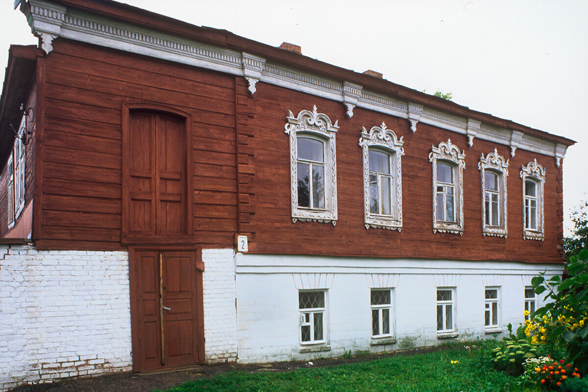 Zaraisk. Casa de madera del siglo XIX con planta baja de ladrillo (Descenso del Kremlin, 2), 21 de agosto de 2003.