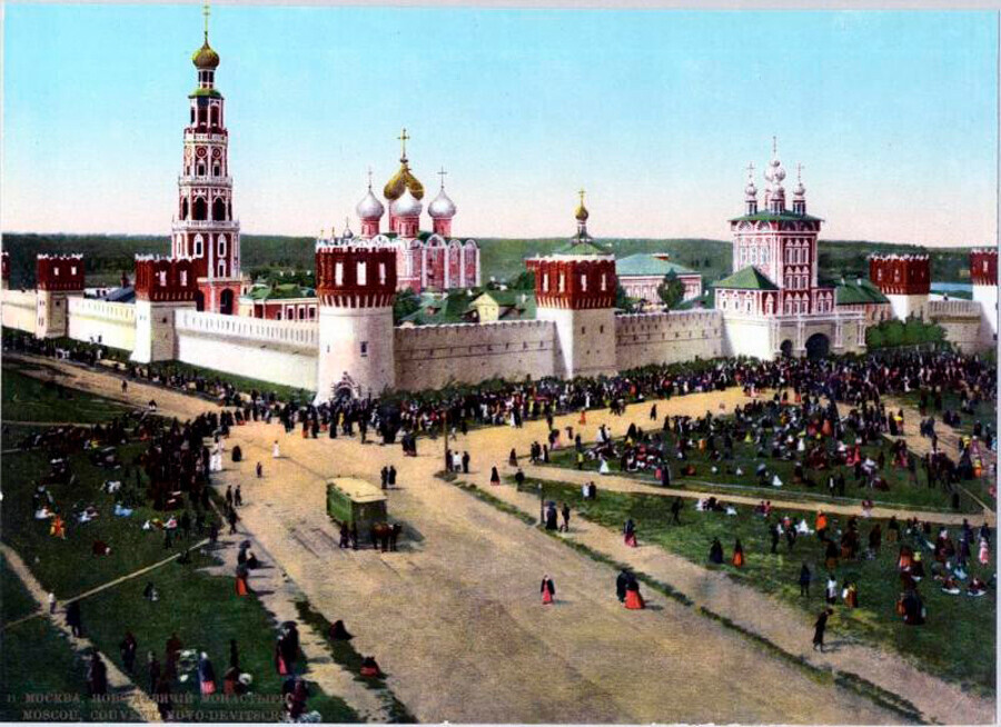 Prosesi keagamaan di sekitar Biara Novodevichy pada tahun 1890-an