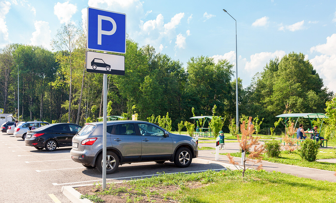 Autoparken auf einer gebührenpflichtigen Autobahn in Russland.