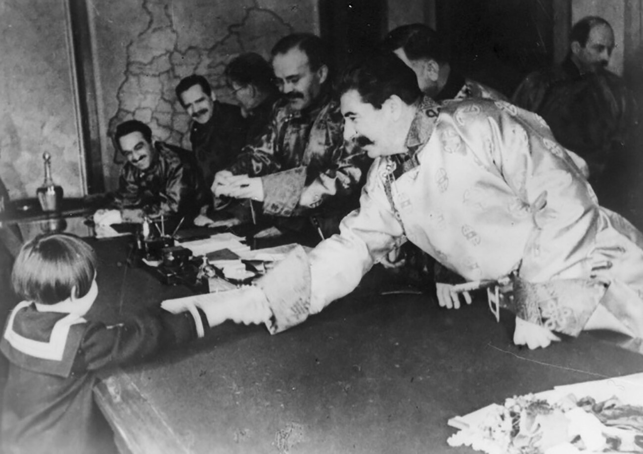 Stalin in Molotov dajeta Gelji Markizovi uro