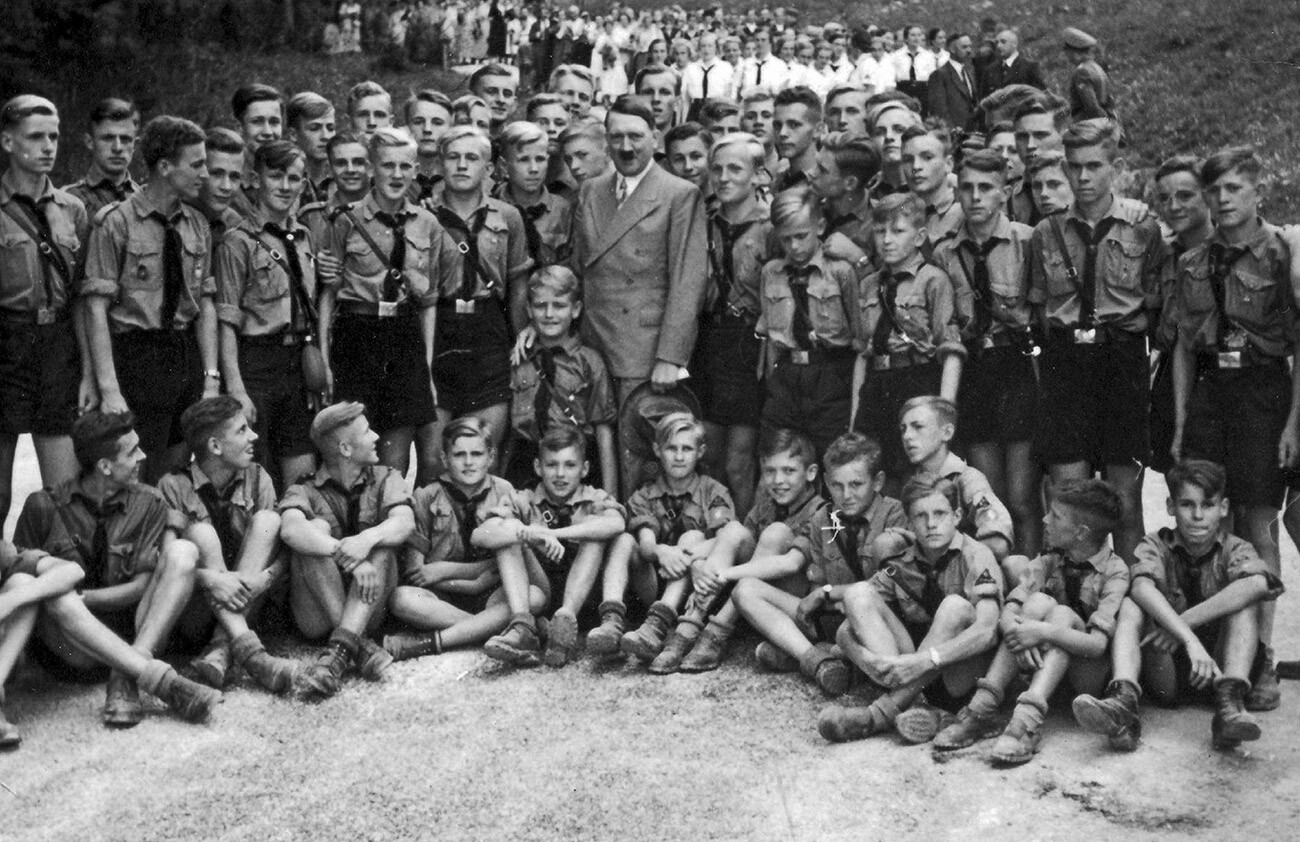 Adolf Hitler con las Juventudes Hitlerianas del partido nazi.