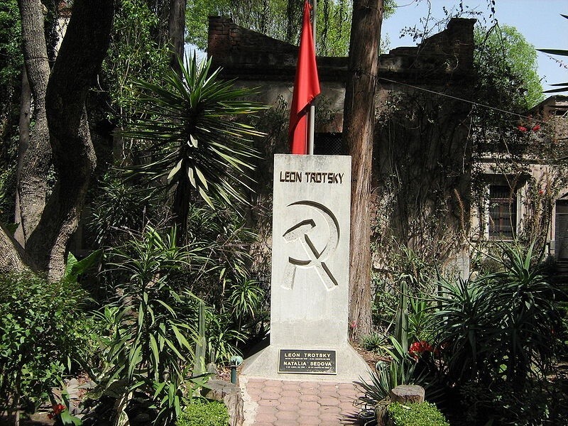 La tumba de Trotski en el jardín de su Museo Casa en la Ciudad de México.