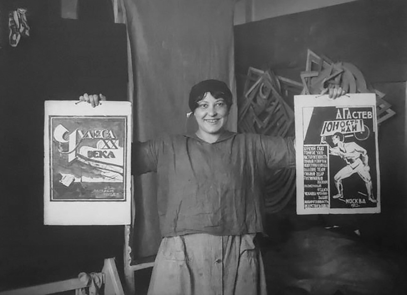 L’artista Varvara Stepanova (1894-1958). Moglie di Aleksandr Rodchenko, fece come lui parte del movimento costruttivista dell'avanguardia russa, che rifiutava i valori estetici a favore di quelli rivoluzionari