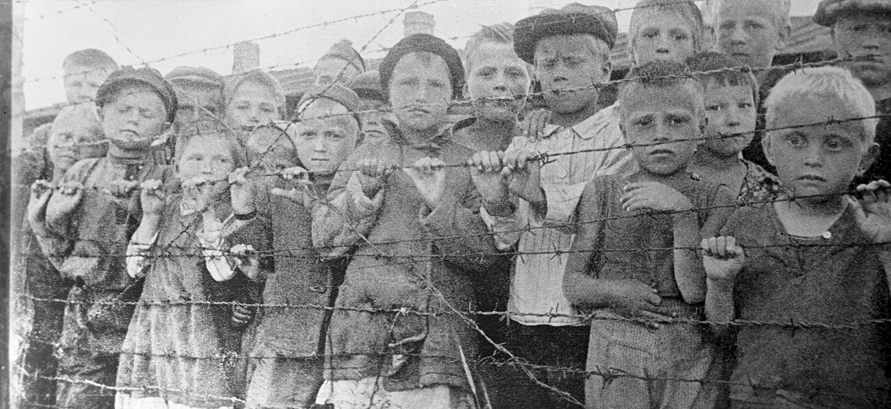 Kindliche Häftlinge des Konzentrationslagers Majdanek vor der Befreiung durch Truppen der Roten Armee.