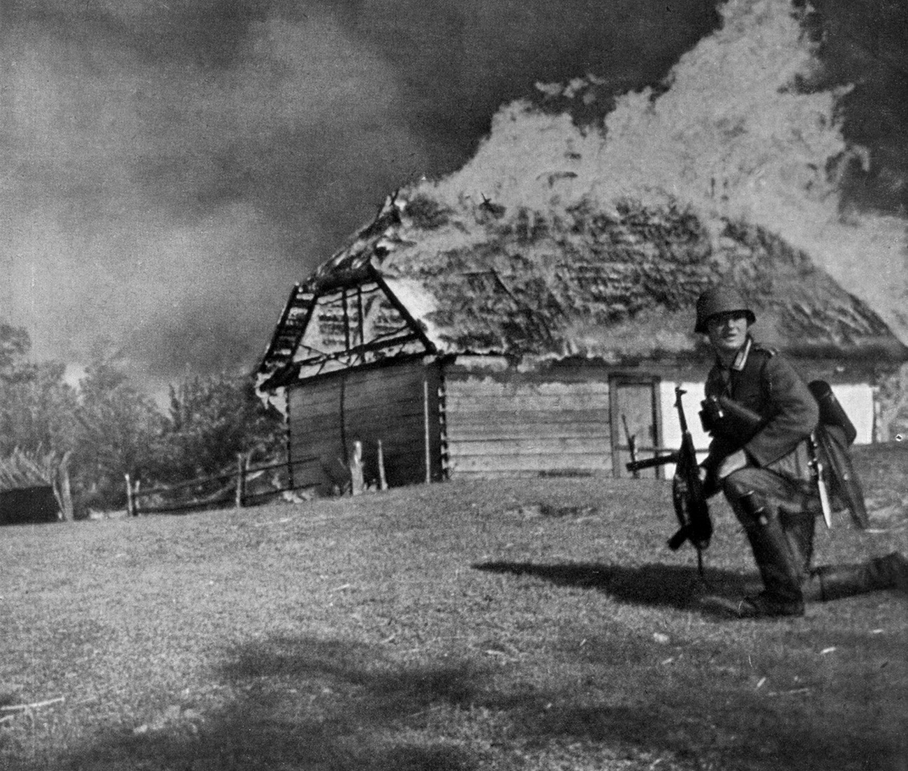 Deutsche Soldaten kämpfen im Rahmen der Operation Barbarossa, 1941.