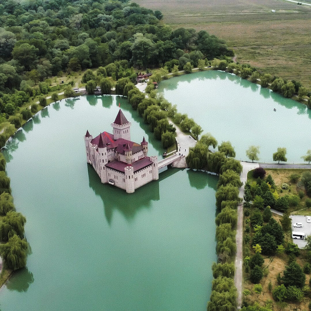 En Russie, cette réplique d’un château de la Loire a «poussé» au milieu d’un lac 