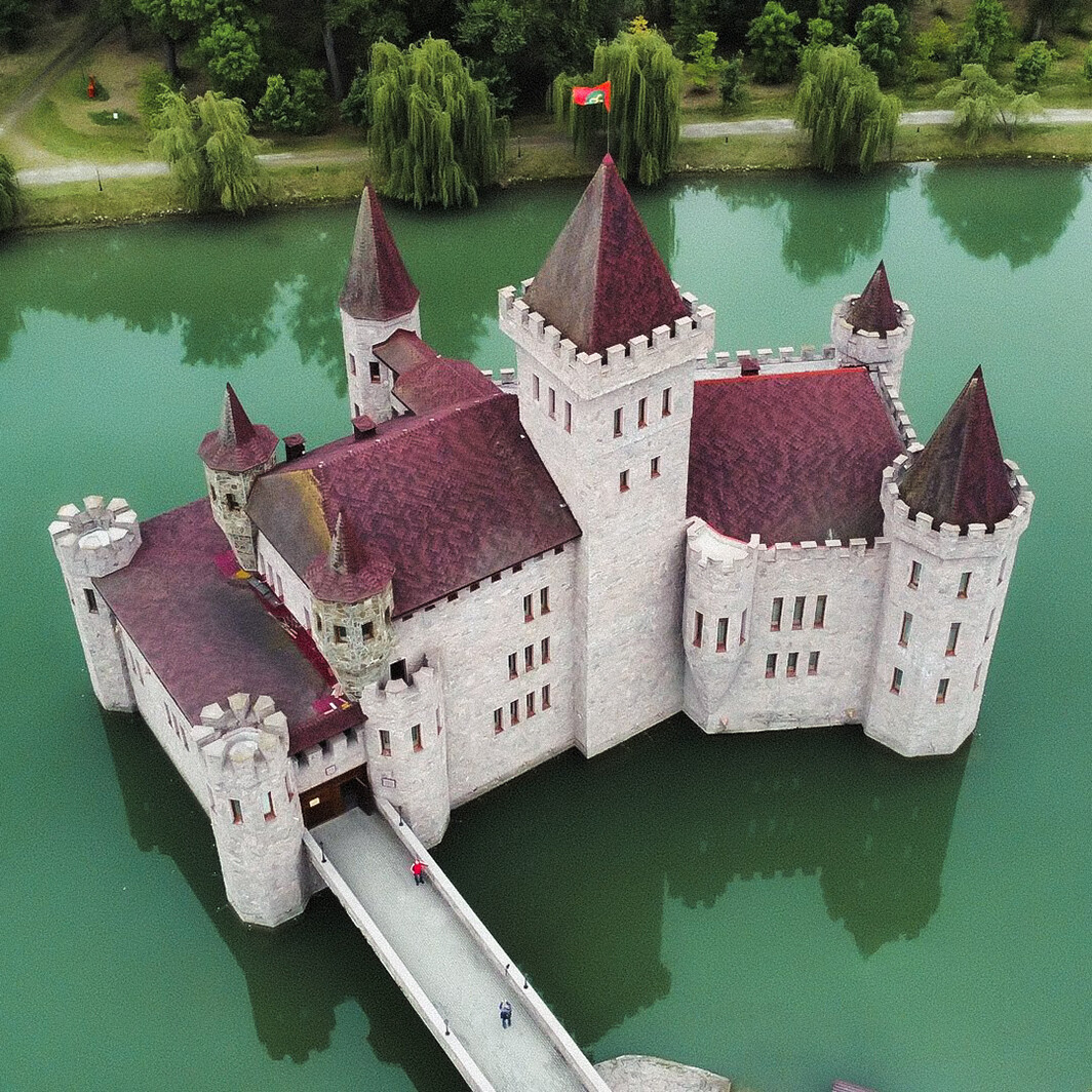 En Russie, cette réplique d’un château de la Loire a «poussé» au milieu d’un lac 