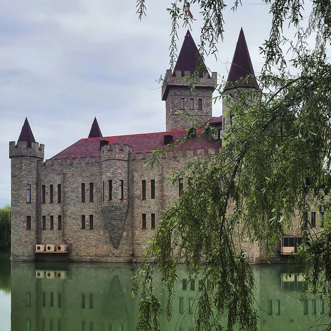 En Russie, cette réplique d’un château de la Loire a «poussé» au milieu d’un lac 