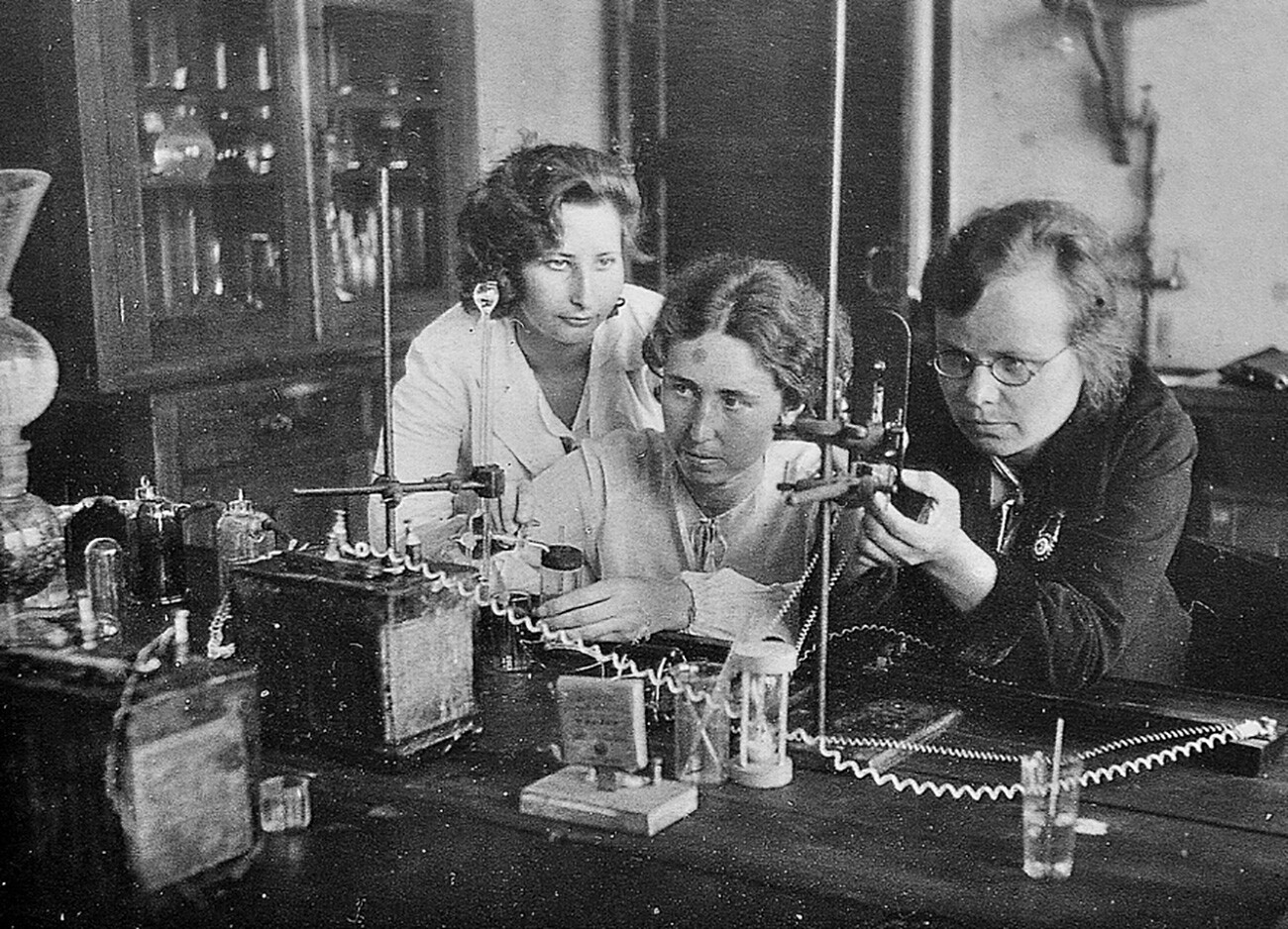 Alumnas en el laboratorio de física